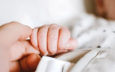 Bé gái cân nặng gần 3kg bị bỏ rơi tại Bệnh viện Phụ sản Tiền Giang