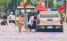 Cảnh sát giao thông lội nước ngập đón thí sinh đi thi lớp 10