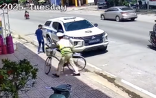 Thấy nam sinh dắt bộ xe, cảnh sát giao thông hỏi thăm rồi chở thẳng tới phòng thi