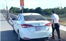 Dừng ô tô trên cầu ném đồ xuống sông, bị phạt 13,5 triệu đồng