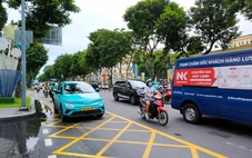 Xe được rẽ phải vạch mắt võng không chờ đèn, nhưng vẫn bị chắn giữa ngã tư