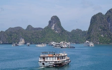 Khách Tây đến Quảng Ninh chỉ lên thuyền ngủ một đêm trên vịnh Hạ Long là về