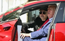 Tổng thống Trump nói ông Musk 'mất trí', tính bán hoặc tặng chiếc Tesla từng mua