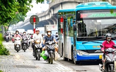 Xe máy leo lề bị xử phạt: xin chừa
