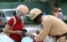Nhiều người chạy xe lên vỉa hè bị xử lý, không dám tái phạm vì tiền phạt cao