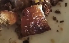 Làm rõ thông tin một tiểu thương ở Huế bán thịt heo quay có dòi
