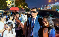 Người dân 'đội mưa' chụp ảnh cùng lực lượng cảnh vệ K01