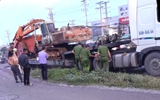 Hai cô gái đi xe máy ngã vào xe container tử vong trong trời mưa