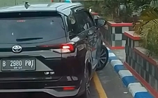 Tài xế gây chú ý khi làm thao tác tránh bị đâm từ phía sau