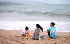 Đau đầu khi con nghỉ hè toàn ôm điện thoại 'chiến' game