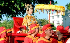 Cố đô Huế rực sắc với cả ngàn bộ cổ phục Việt diễu phố