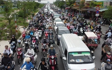 Cấm xe máy vào đường dẫn cao tốc TP.HCM - Long Thành, tuyến đường xung quanh ùn tắc nghiêm trọng
