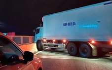 Xe đông lạnh chắn ngang, cao tốc Vĩnh Hảo - Phan Thiết kẹt dài, nhiều người xách loa hát live
