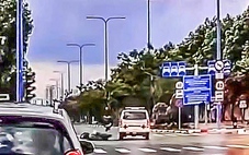 Xác minh clip xe cứu thương va chạm với xe máy tại giao lộ Mai Chí Thọ - Trần Não