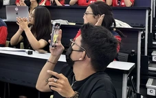 Sinh viên livestream hốt bạc, coi chừng dính bẫy bán hàng giả