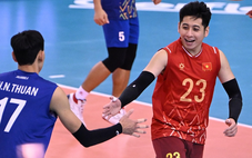 Libero tuyển bóng chuyền Việt Nam chấn thương 'lãng xẹt' vì ăn mừng cùng đồng đội