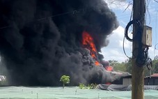 Cháy lớn xưởng phế liệu ở xã Bà Điểm, cột khói đen ngòm bốc cao
