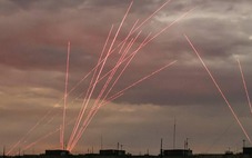 Ukraine nói Nga đang tấn công Kiev, gây hỏa hoạn và nhiều tiếng nổ lớn