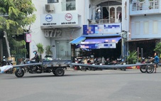 Hãi hùng xe lôi tự chế chở bó sắt 10m, chiếm hết đường ở TP.HCM