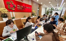 Dân đến đông đảo, cán bộ phường Bình Tiên, Bình Phú, Bình Tây… túc trực hỗ trợ làm thủ tục nhanh
