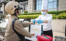 Nhân viên nhiều khách sạn 5 sao ở Trung Quốc tràn xuống đường bán hàng