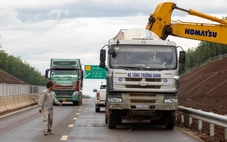Xe đầu kéo, ô tô chạy nườm nượp trên cao tốc chưa khai thác, công nhân vừa làm vừa run