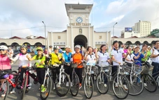 Hơn 100 người đạp xe diễu hành đến chợ Bến Thành mừng thành lập phường Bến Thành