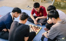 Nhà trường cấm sử dụng điện thoại, phụ huynh ủng hộ, học sinh vui