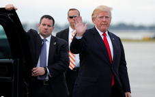 Quan chức cấp cao Iran dọa 'tấn công bằng drone khi ông Trump đi tắm nắng'?