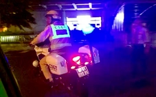 Cảnh sát giao thông dẫn đường taxi chở bé trai co giật đến bệnh viện cấp cứu kịp thời