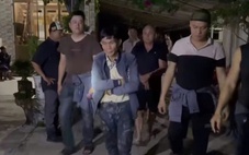 Đang say mê đánh bầu cua thì cảnh sát ập vào, 11 con bạc về đồn