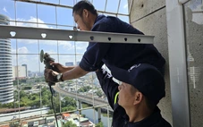 Nhiều cư dân chung cư ở TP.HCM tháo 'chuồng cọp', mở lối thoát nạn sau vụ cháy cư xá Độc Lập