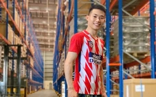 Chàng trai quăng xe, lao tới cứu cháu bé trước mũi tàu hỏa