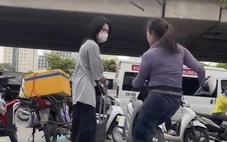 Cô gái đứng ở vỉa hè bị đuổi vì 'đứng vào chỗ bán hàng'; Cấm học sinh dùng điện thoại trong trường