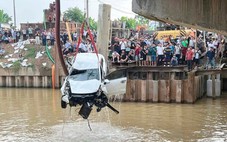 Ô tô tông hai xe máy rồi rơi xuống sông, đang tìm người mất tích