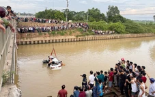 Hiện trường vụ ô tô tông hai xe máy rơi sông, tìm thấy thi thể bé trai