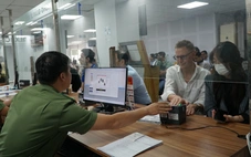 Người nước ngoài tại TP.HCM tranh thủ đi định danh điện tử để sử dụng VNeID