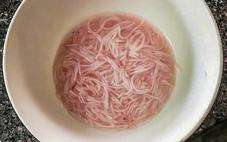 Bún tươi đổi màu đỏ ở Đà Nẵng có kết quả xét nghiệm…bình thường