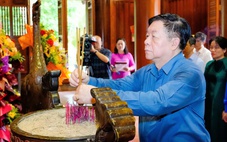 Trưởng Ban Tuyên giáo và Dân vận Trung ương dâng hương tưởng niệm Chủ tịch Hồ Chí Minh, các liệt sĩ