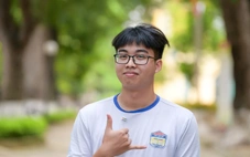 Thủ khoa 'kép' khối A01 và D01: Chọn ngành kỹ thuật nhưng yêu văn, làm thơ, viết rap