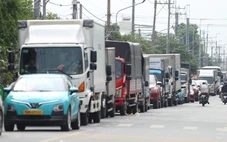 Né kẹt xe trên cao tốc TP.HCM - Long Thành - Dầu Giây, chọn đi phà Cát Lái vẫn bị dính