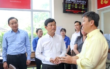 Chủ tịch HĐND TP.HCM Võ Văn Minh khảo sát công tác phục vụ người dân tại xã Nhà Bè