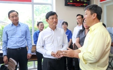 Chủ tịch HĐND TP.HCM Võ Văn Minh khảo sát công tác phục vụ người dân tại xã Nhà Bè