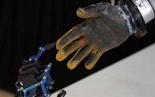 Robot 'biết đau' như con người nhờ da nhân tạo