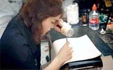 Bàn tay cô gái làm da mộc kể chuyện đời