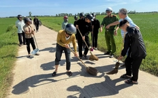 'Báo thủ' gây rối, cha mẹ phải đi quét dọn rác của con