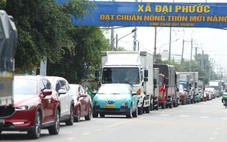 Kẹt xe phía Đông TP.HCM, phà Cát Lái đã chạy hết công suất