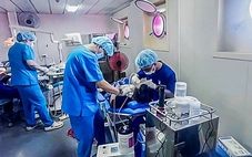Vượt điều kiện khắc nghiệt, y bác sĩ TP.HCM khám sức khỏe miễn phí cho quân dân Trường Sa