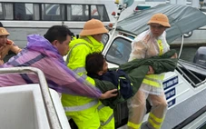Lật tàu du lịch trên vịnh Hạ Long: cứu được 10 người, đã vớt 3 thi thể