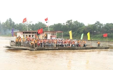 Nước sông Hồng chảy xiết, tạm dừng vận hành phà quân sự ở Phong Châu